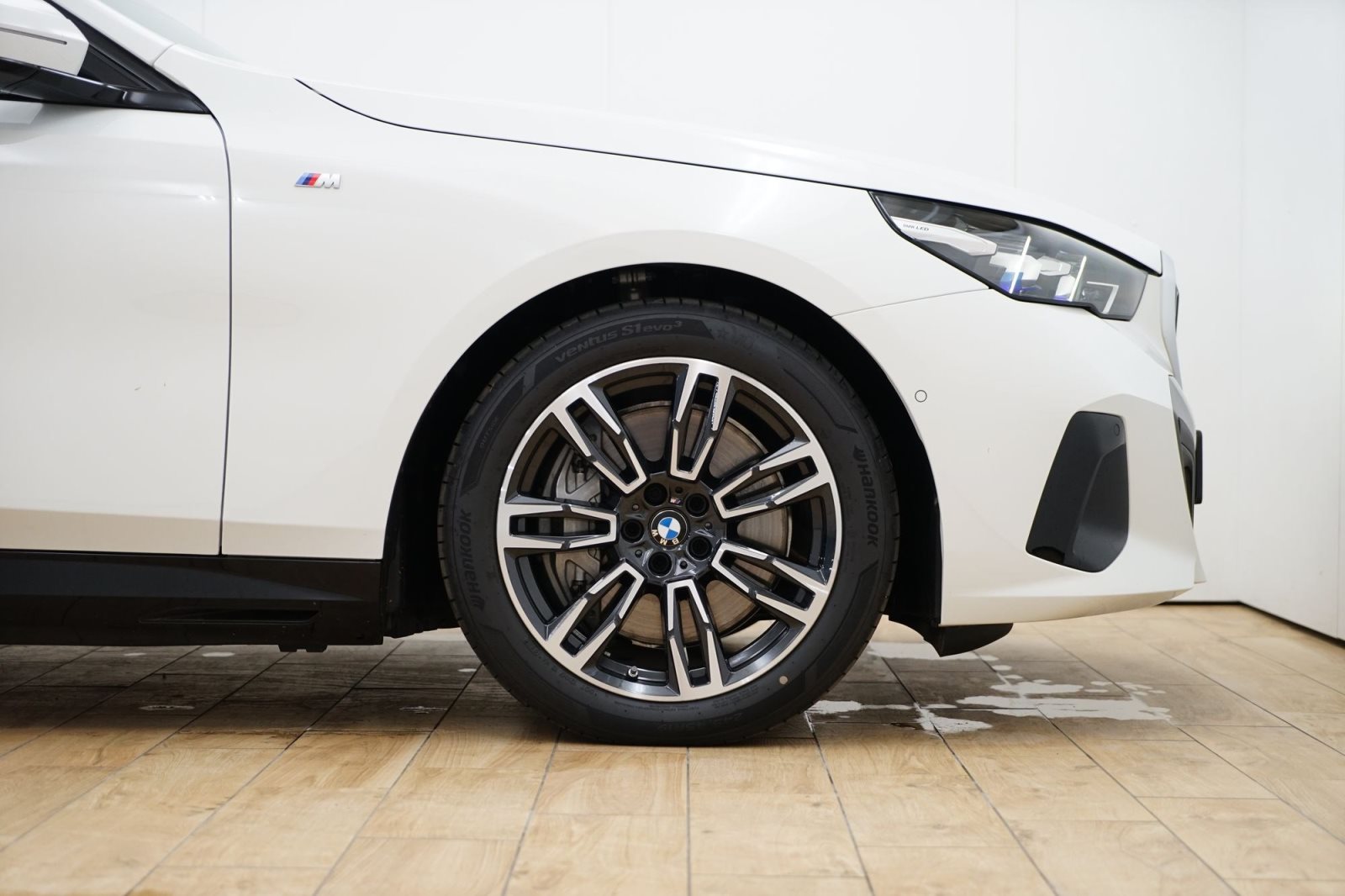 Fahrzeugabbildung BMW 550e xDrive Limousine [M Sport, B&W Sound, AHK]