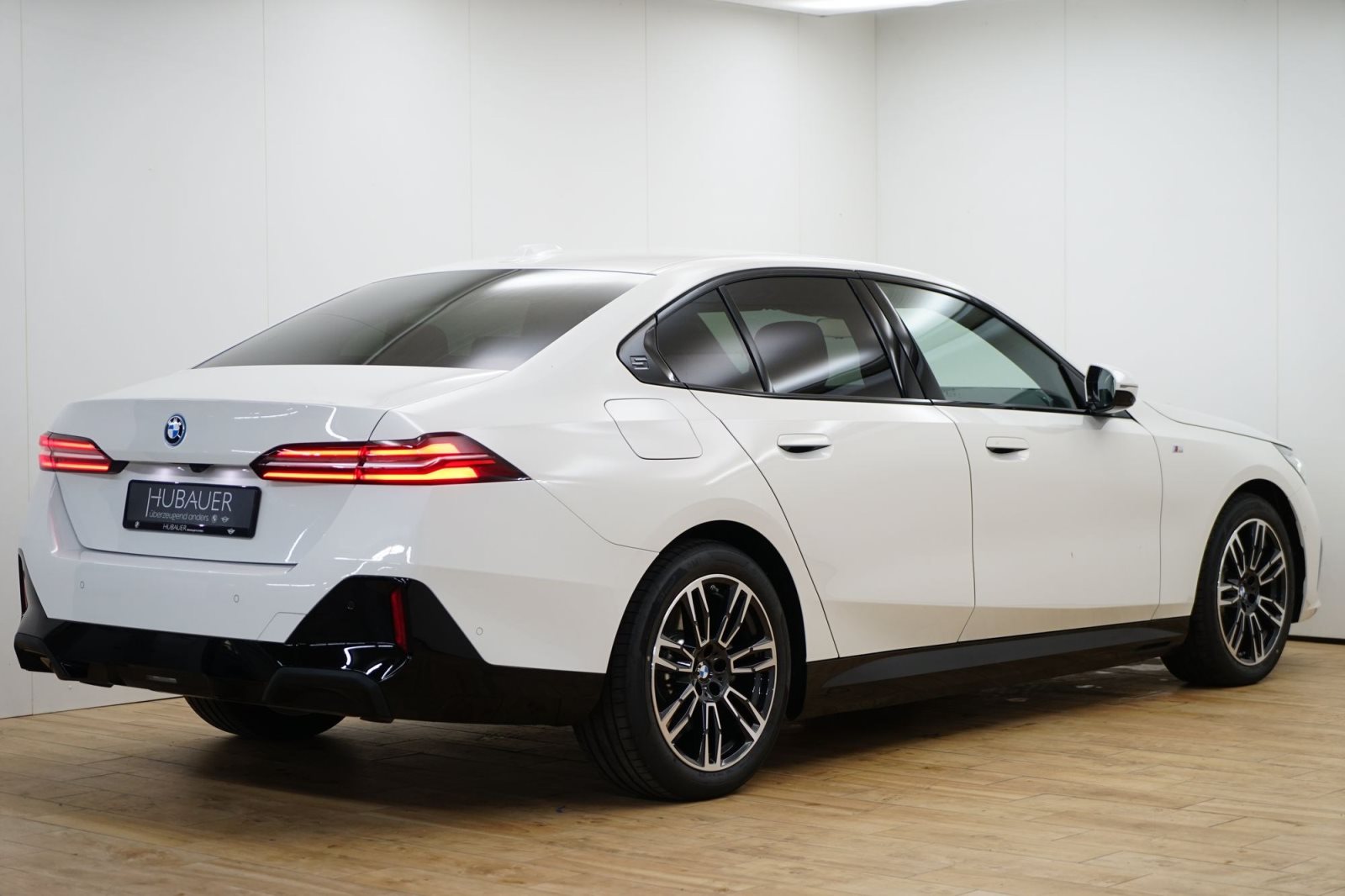 Fahrzeugabbildung BMW 550e xDrive Limousine [M Sport, B&W Sound, AHK]