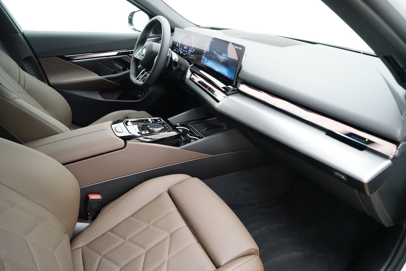 Fahrzeugabbildung BMW 550e xDrive Limousine [M Sport, B&W Sound, AHK]