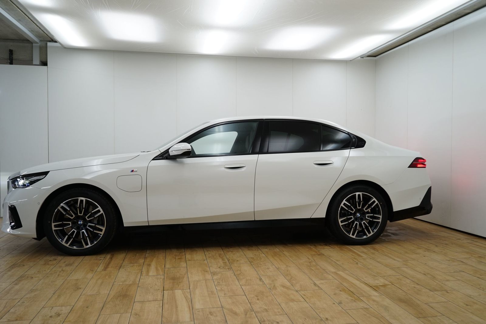 Fahrzeugabbildung BMW 550e xDrive Limousine [M Sport, B&W Sound, AHK]