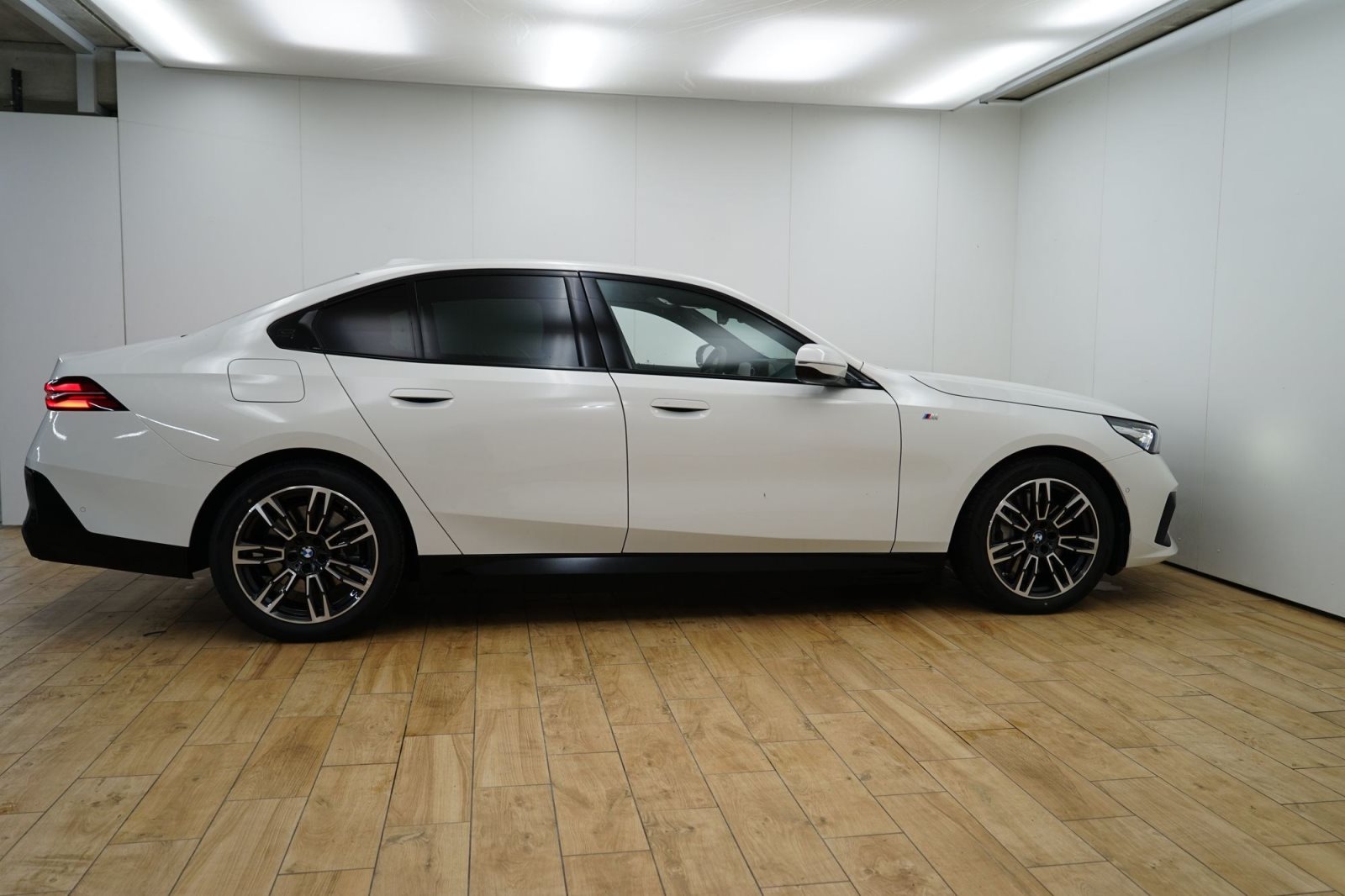 Fahrzeugabbildung BMW 550e xDrive Limousine [M Sport, B&W Sound, AHK]
