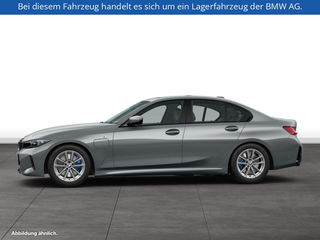 Fahrzeugabbildung BMW 330e Limousine