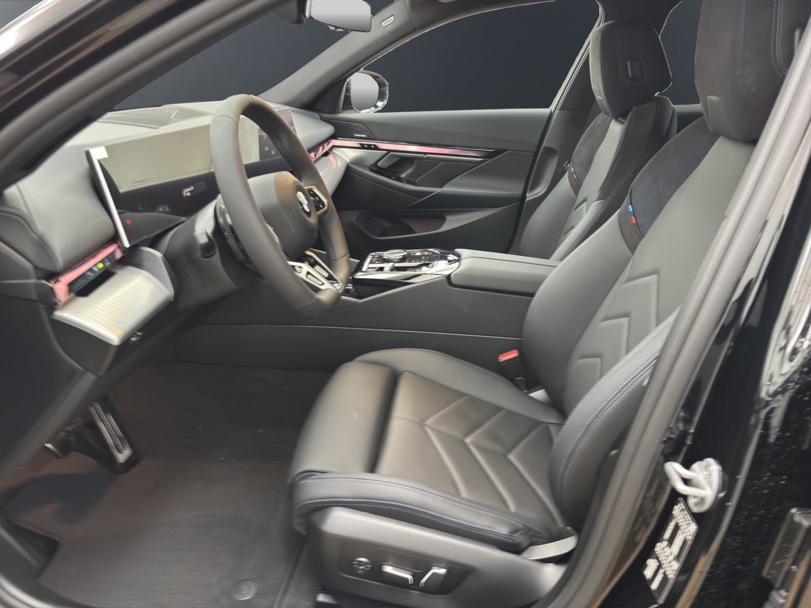 Fahrzeugabbildung BMW 520d Touring [M Sport, AHK, ACC, RFK, h&k Sound]