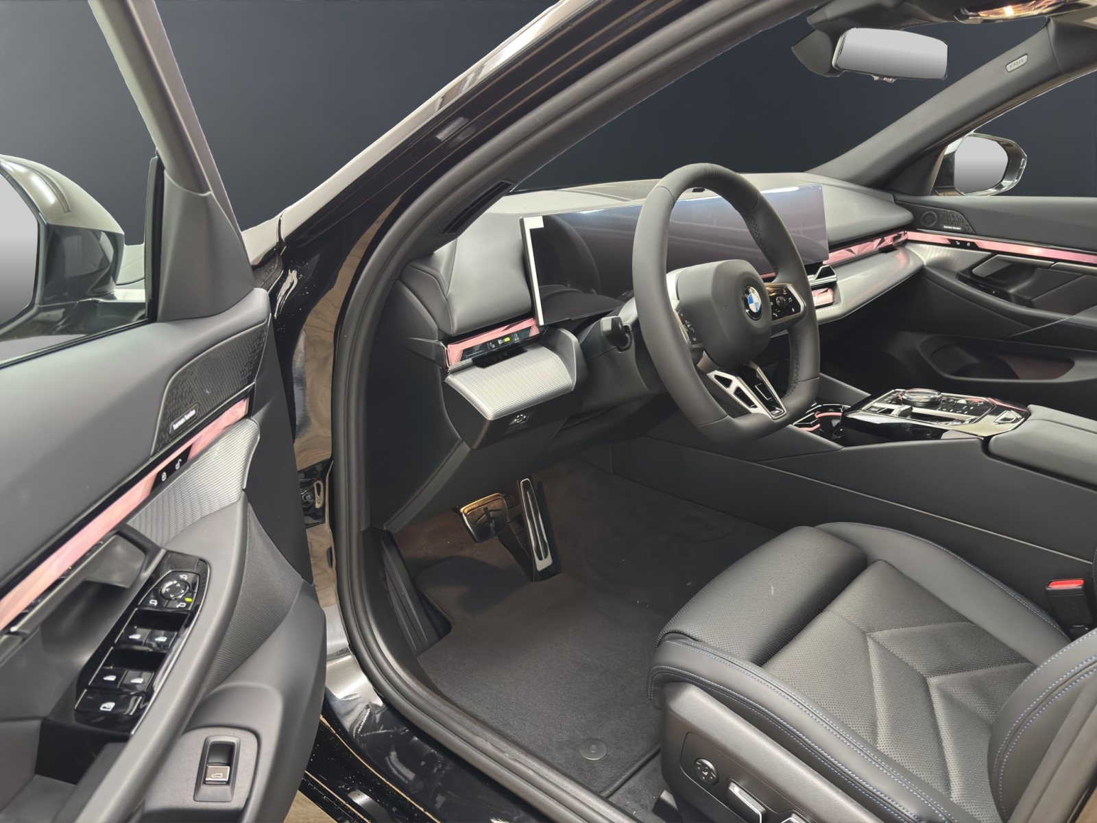 Fahrzeugabbildung BMW 520d Touring [M Sport, AHK, ACC, RFK, h&k Sound]