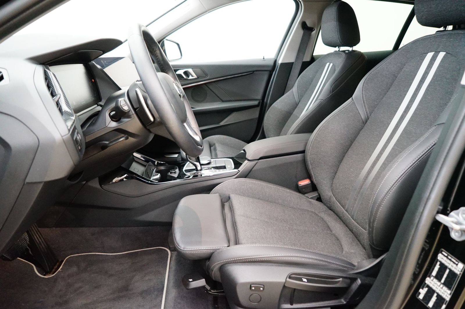 Fahrzeugabbildung BMW 120i 5-Türer Aut. [Sport Line, LC Prof., PDC, LED]