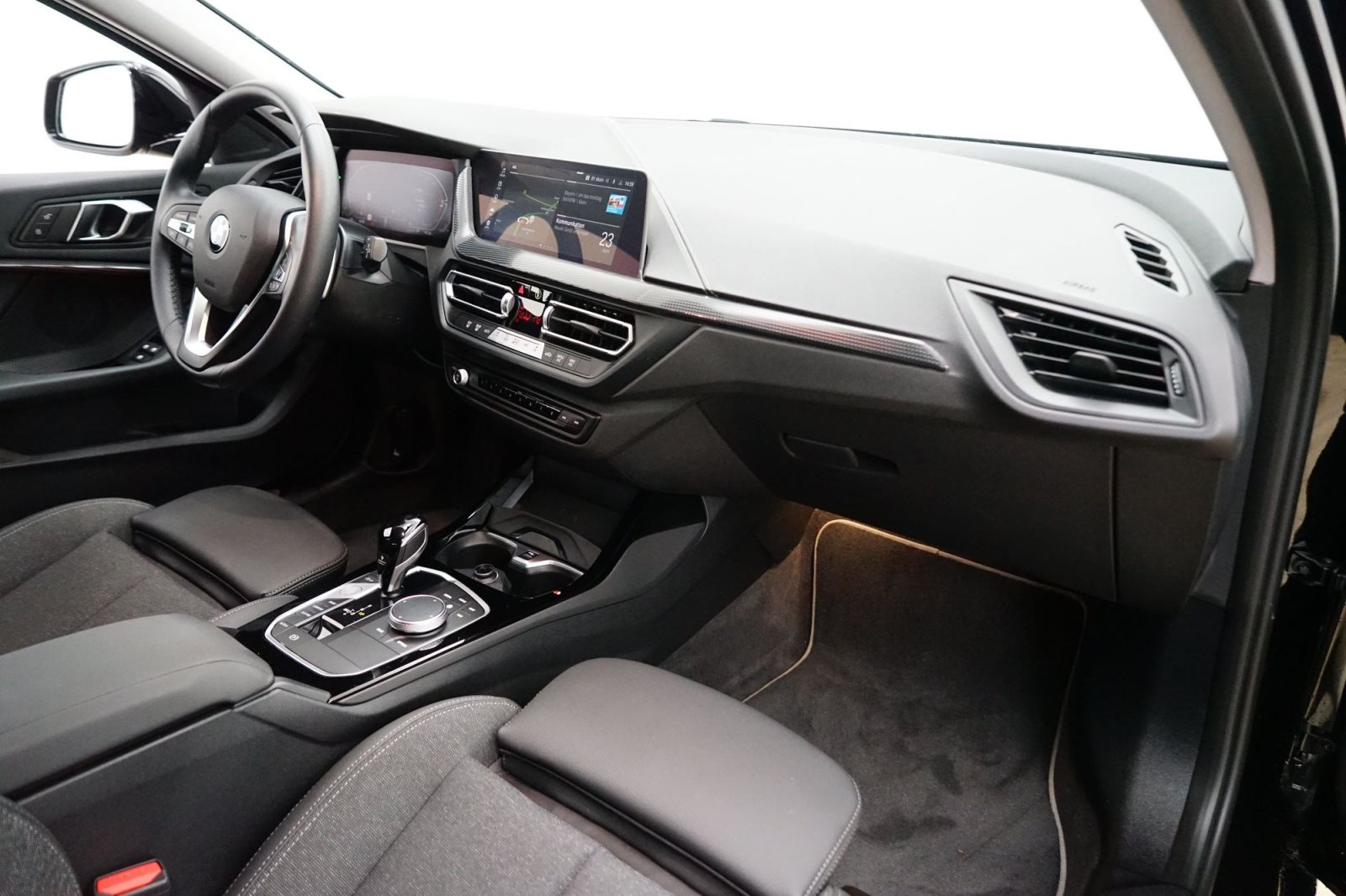 Fahrzeugabbildung BMW 120i 5-Türer Aut. [Sport Line, LC Prof., PDC, LED]