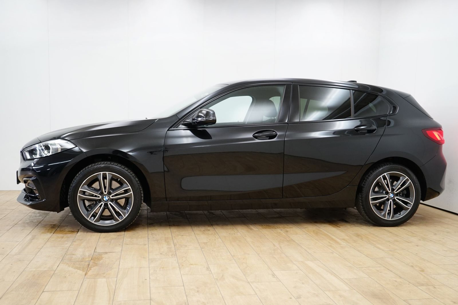 Fahrzeugabbildung BMW 120i 5-Türer Aut. [Sport Line, LC Prof., PDC, LED]