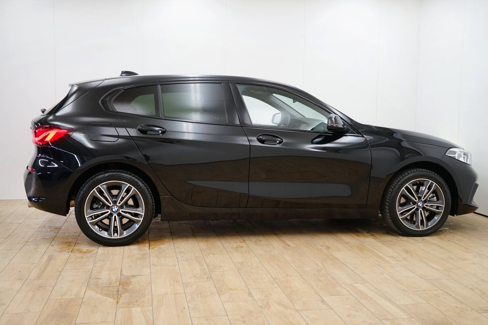 Fahrzeugabbildung BMW 120i 5-Türer Aut. [Sport Line, LC Prof., PDC, LED]