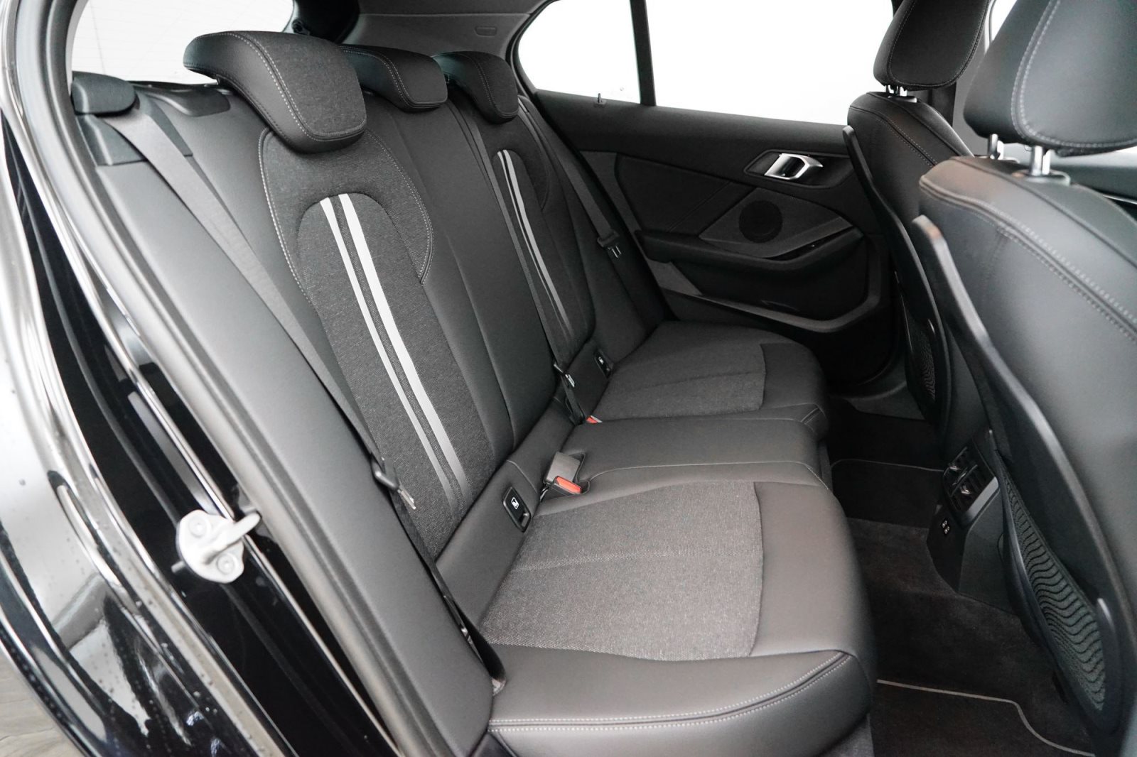 Fahrzeugabbildung BMW 120i 5-Türer Aut. [Sport Line, LC Prof., PDC, LED]