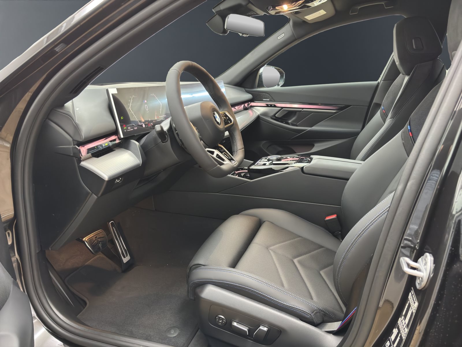 Fahrzeugabbildung BMW 520d xDrive Touring [M Sport Pro, HUD, AHK, ACC, h&k Sound]