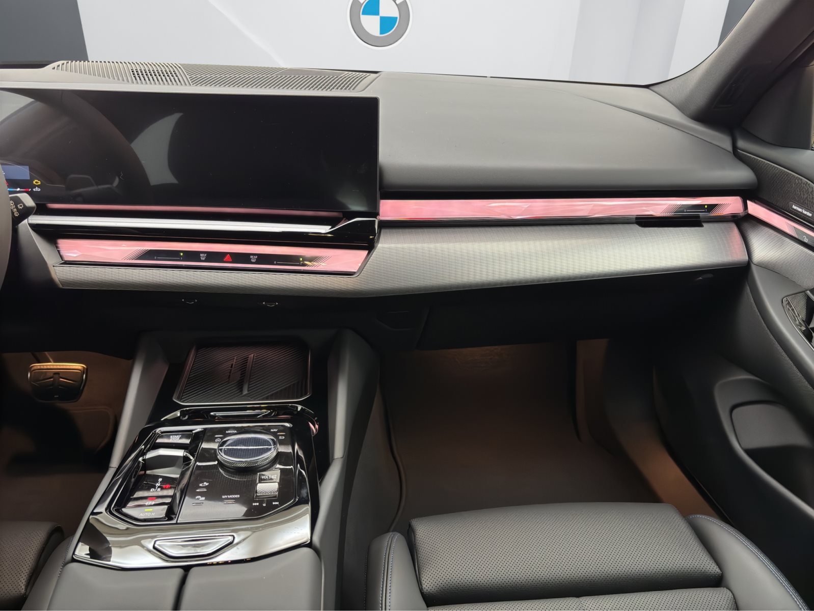 Fahrzeugabbildung BMW 520d xDrive Touring [M Sport Pro, HUD, AHK, ACC, h&k Sound]