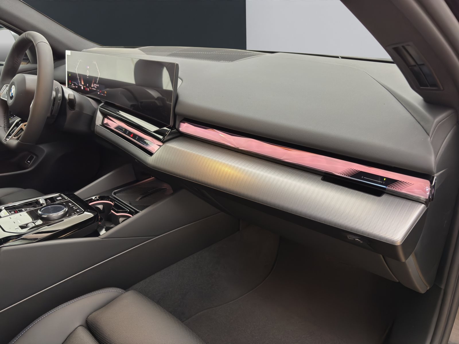 Fahrzeugabbildung BMW 520d xDrive Touring [M Sport Pro, HUD, AHK, ACC, h&k Sound]