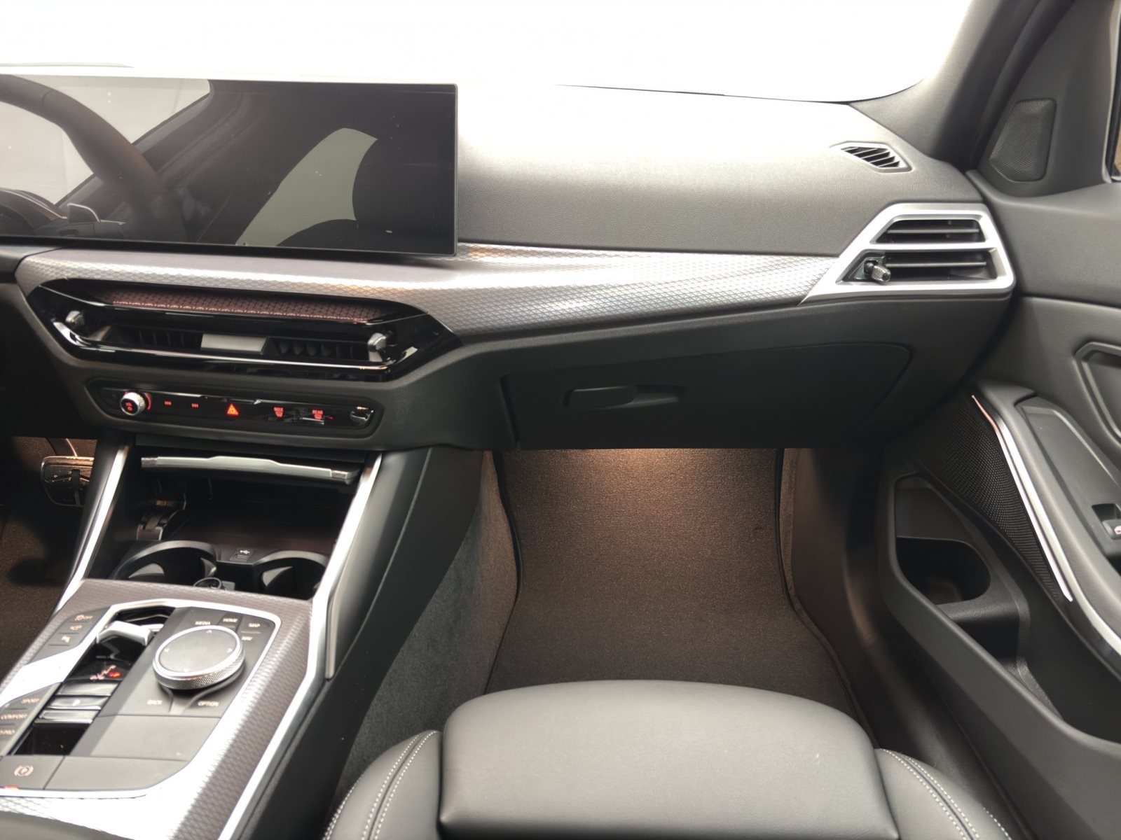 Fahrzeugabbildung BMW 320d xDrive Touring [M Sport Pro, HUD, AHK, ACC, 19 LMR]