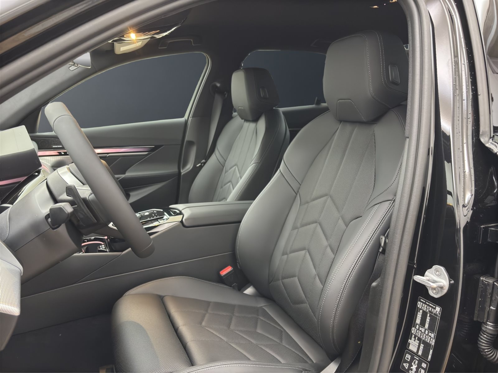 Fahrzeugabbildung BMW 520d xDrive Limousine [M Sport, HUD, ACC, 19 LMR]