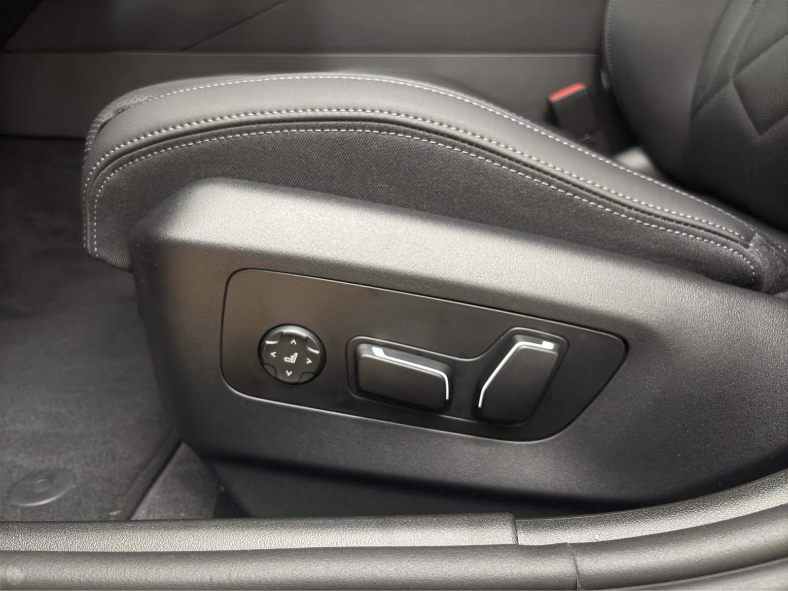 Fahrzeugabbildung BMW 520d xDrive Limousine [M Sport, HUD, ACC, 19 LMR]