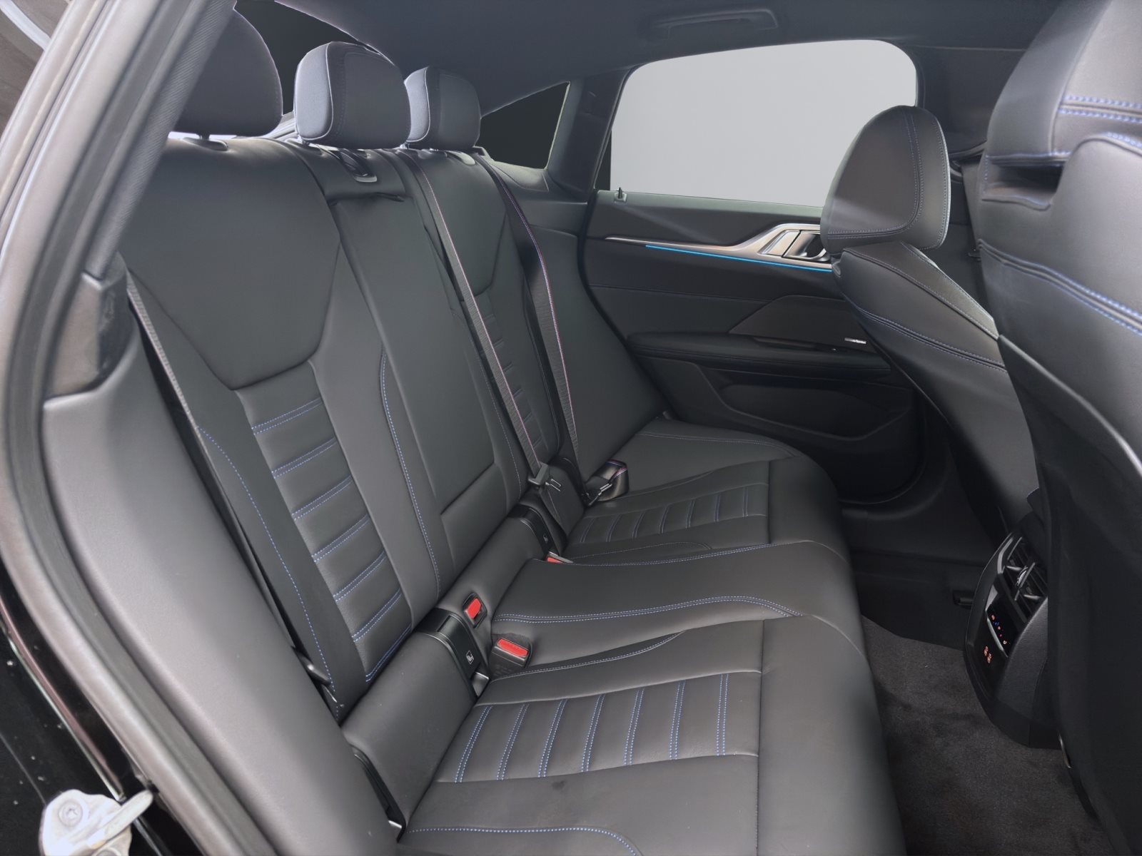 Fahrzeugabbildung BMW i4 xDrive40 [M Sport Pro, HUD, AHK, ACC, 19 LMR]
