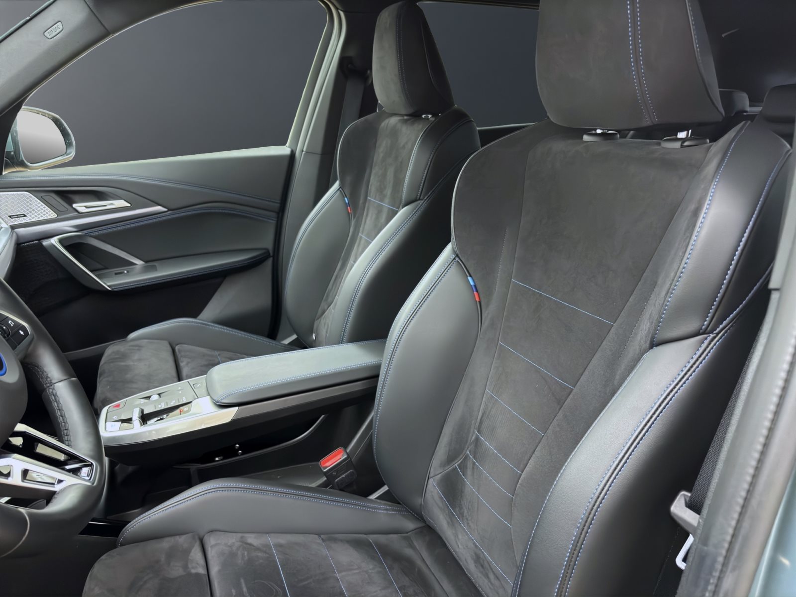 Fahrzeugabbildung BMW iX1 xDrive30 [M Sport, HUD, Pano, HK Sound, AHK]
