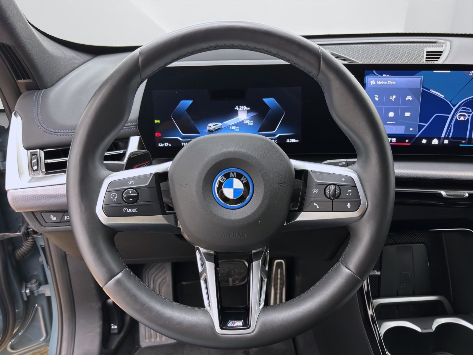 Fahrzeugabbildung BMW iX1 xDrive30 [M Sport, HUD, Pano, HK Sound, AHK]