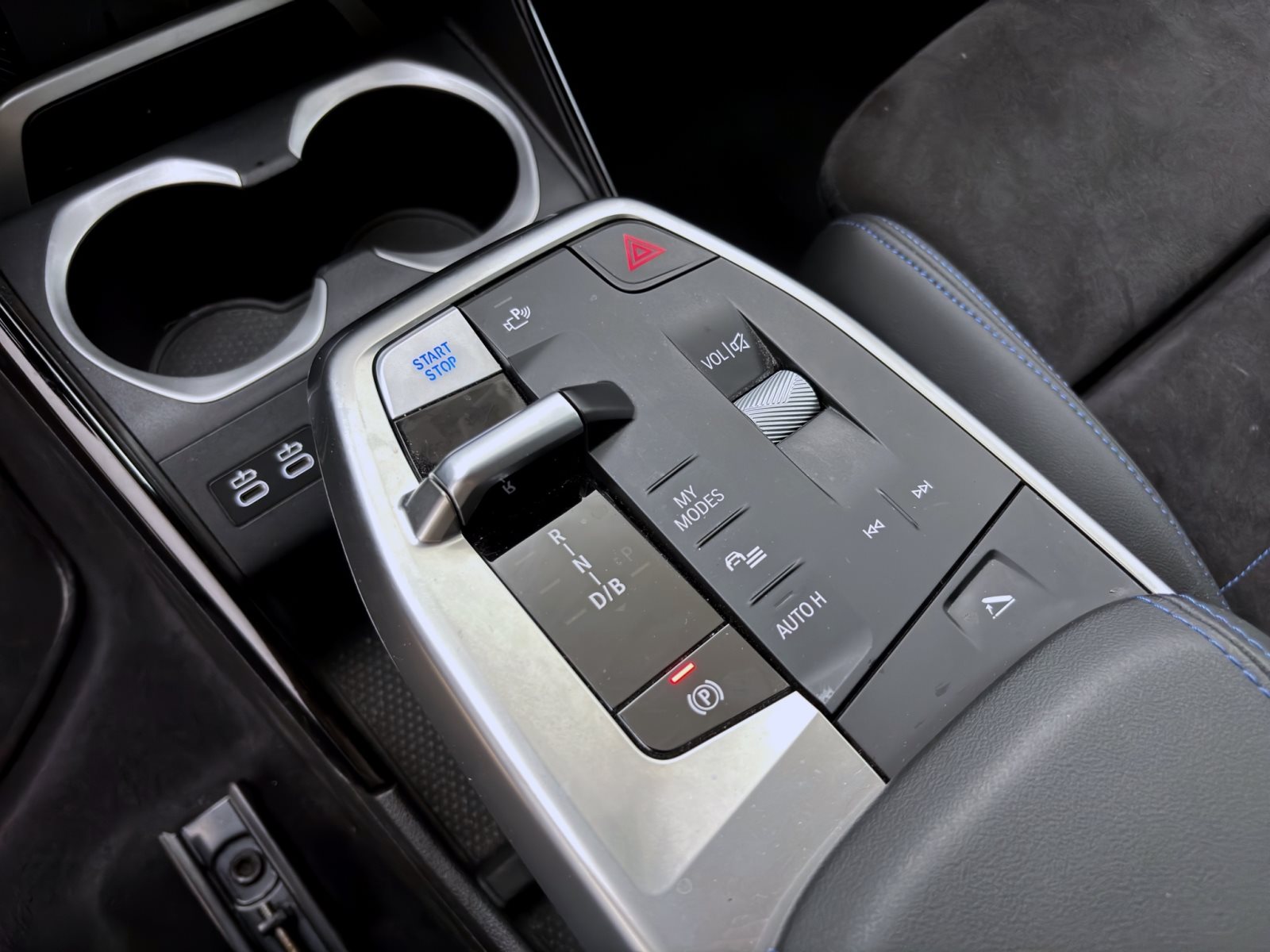 Fahrzeugabbildung BMW iX1 xDrive30 [M Sport, HUD, Pano, HK Sound, AHK]