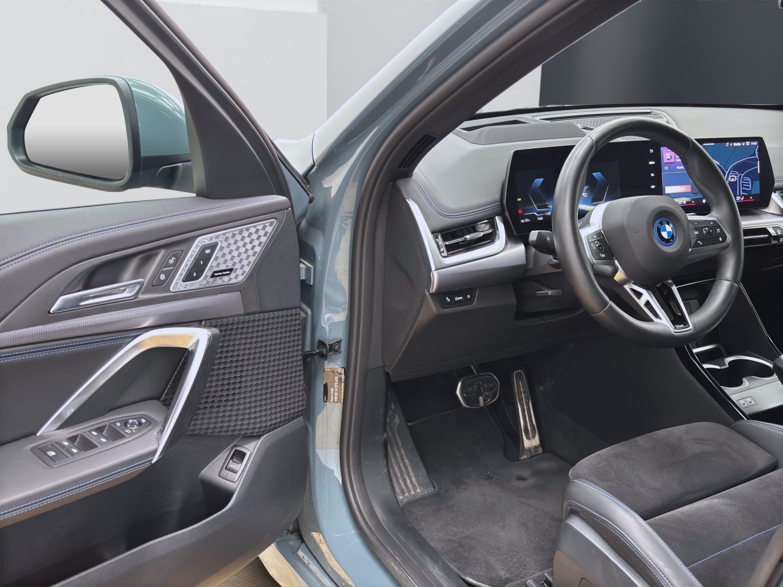 Fahrzeugabbildung BMW iX1 xDrive30 [M Sport, HUD, Pano, HK Sound, AHK]
