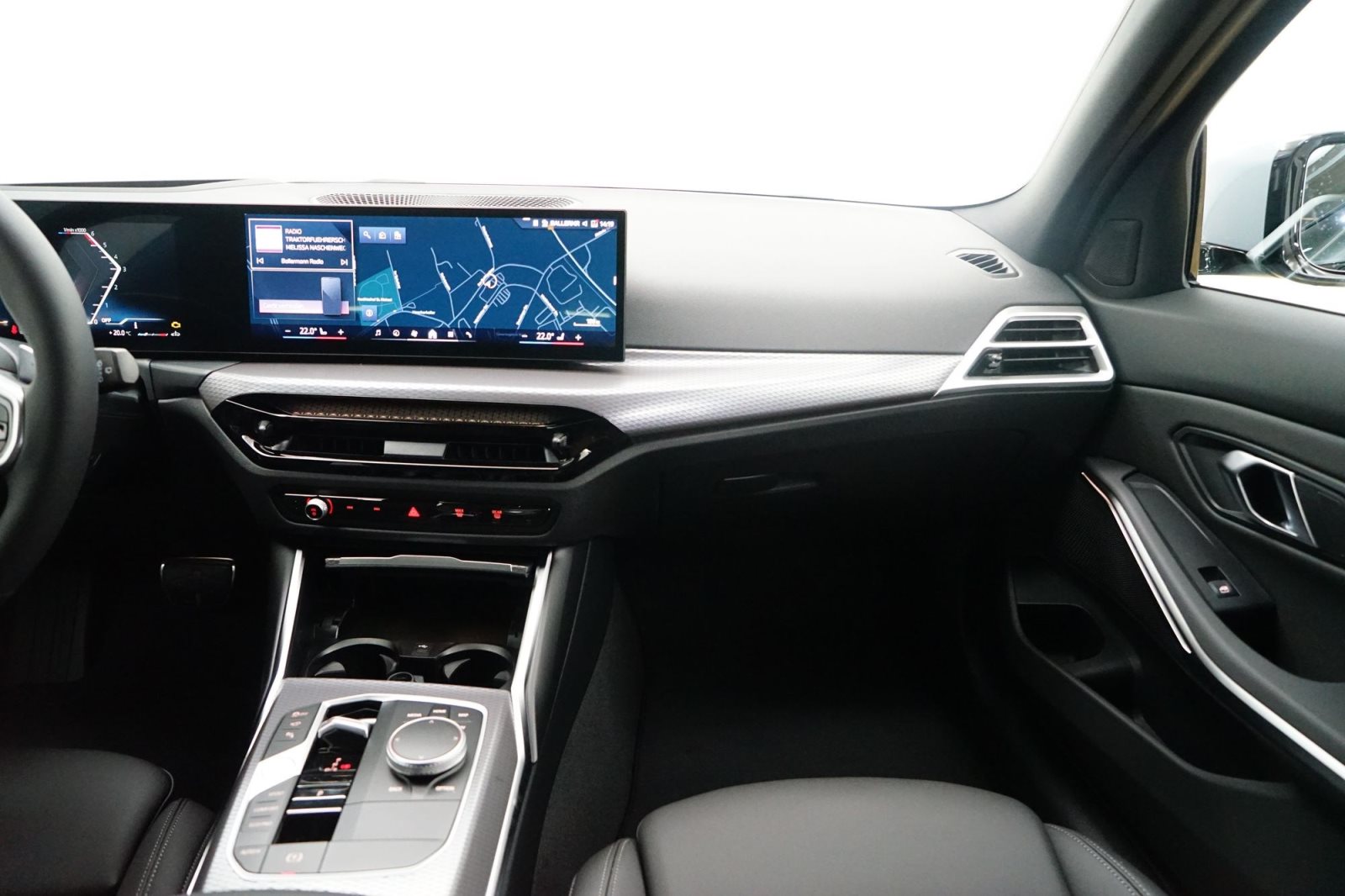 Fahrzeugabbildung BMW 320d xDrive Touring [M Sport, HUD, AHK, ACC, 19 LMR]