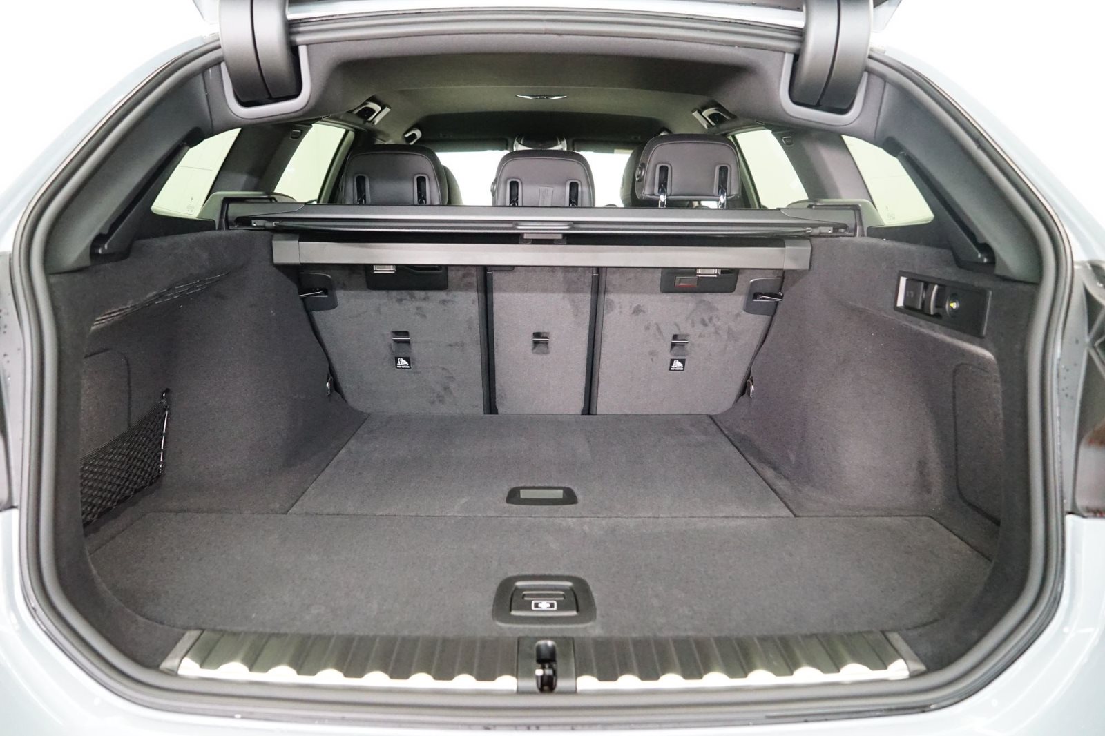 Fahrzeugabbildung BMW 320d xDrive Touring [M Sport, HUD, AHK, ACC, 19 LMR]