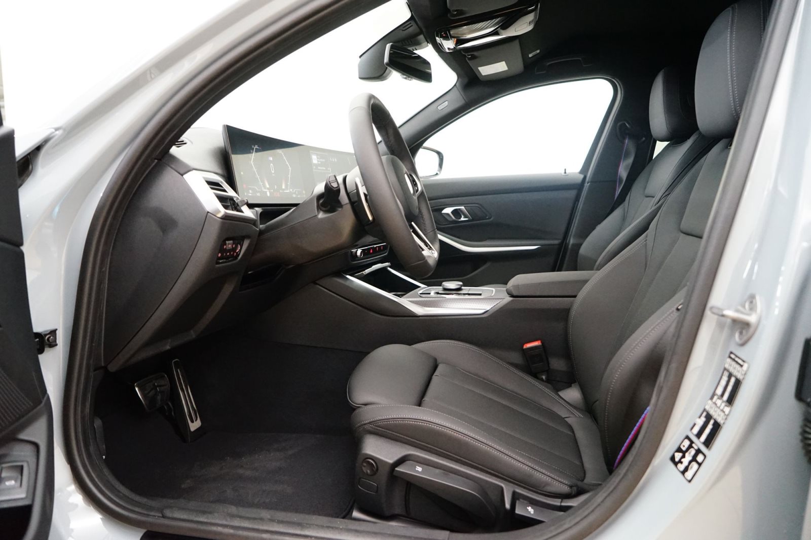 Fahrzeugabbildung BMW 320d xDrive Touring [M Sport, HUD, AHK, ACC, 19 LMR]