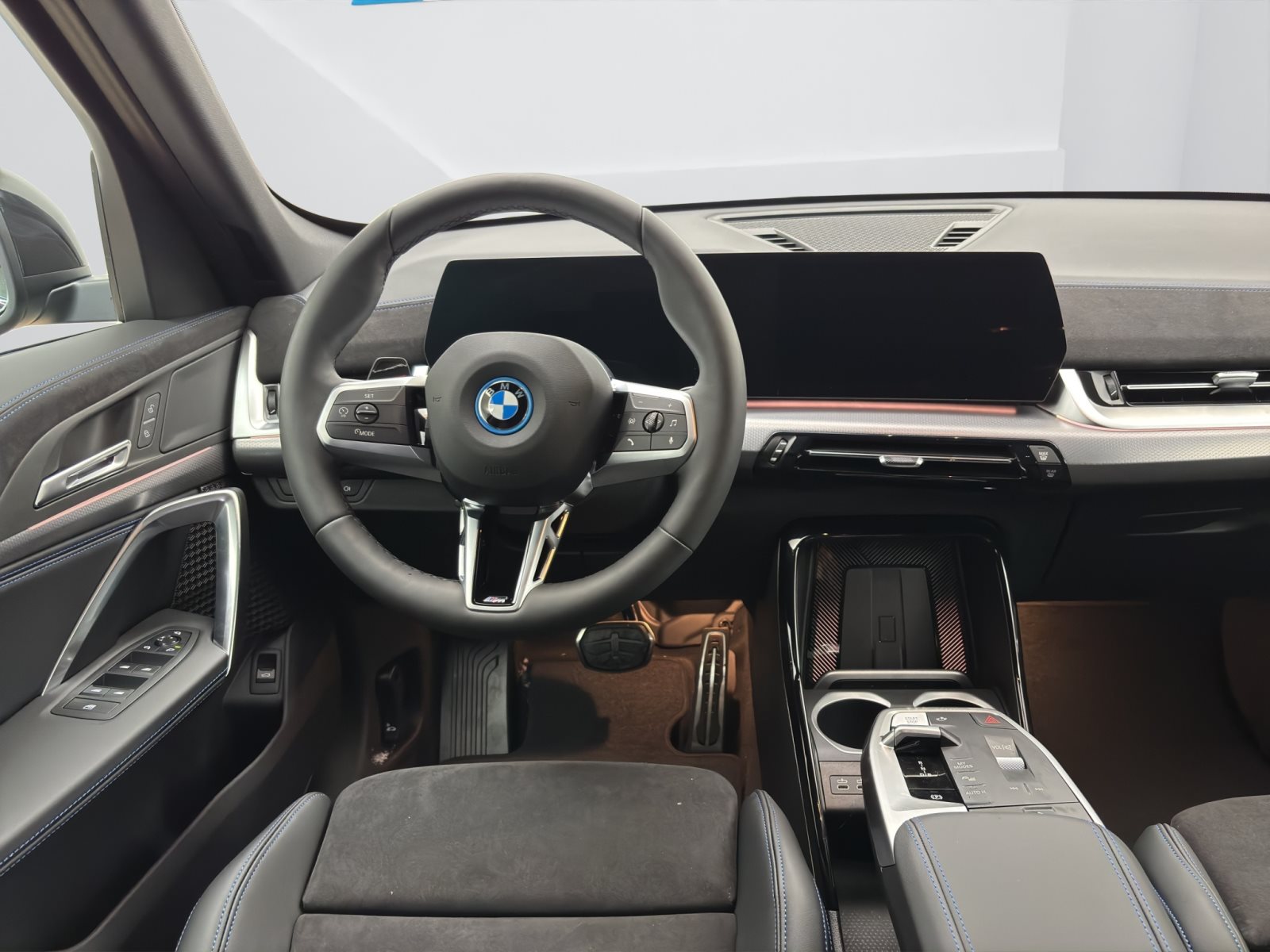 Fahrzeugabbildung BMW iX1 eDrive20 [M Sport, AHK, ACC, RFK, 18 LMR]