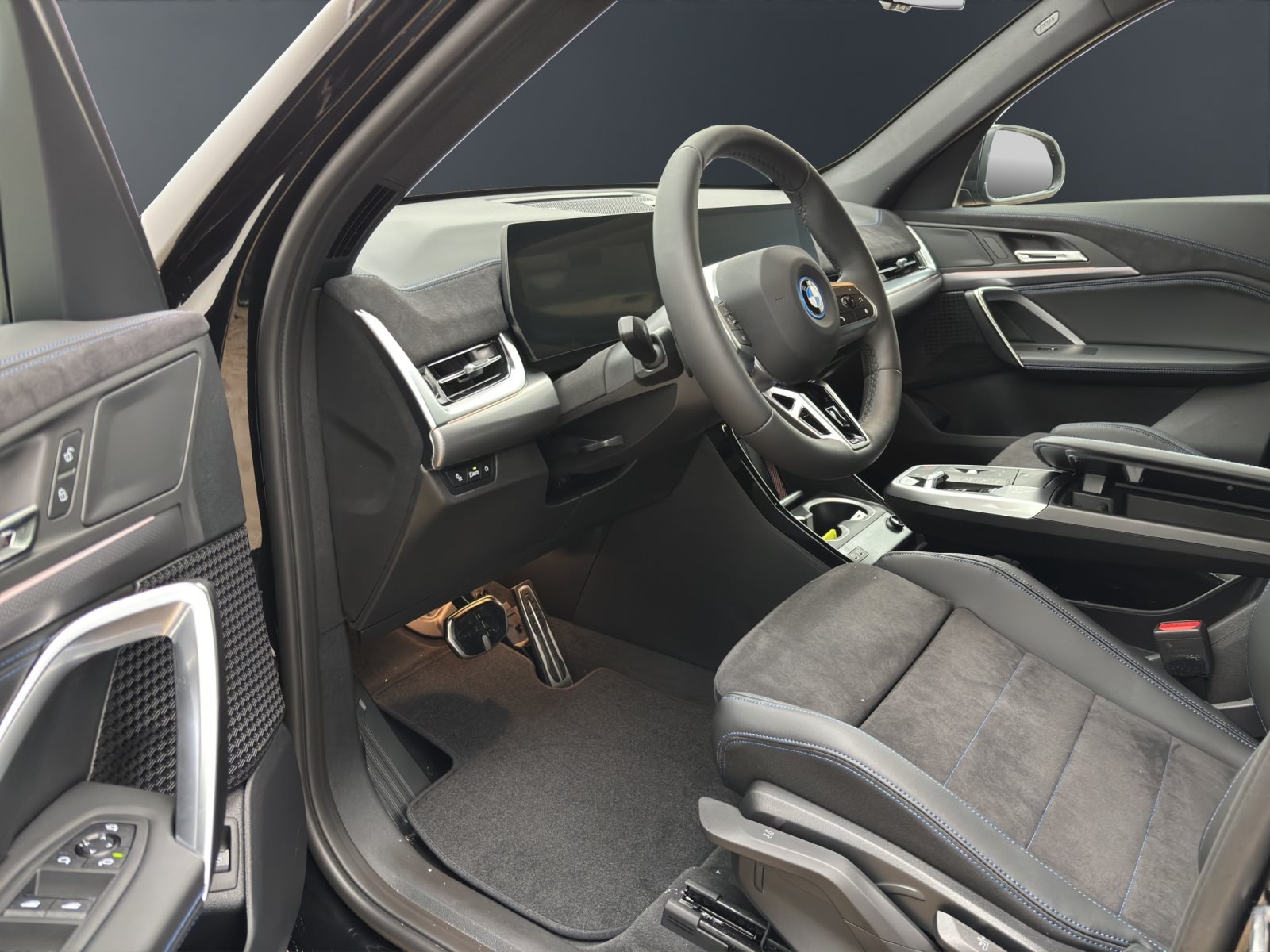 Fahrzeugabbildung BMW iX1 eDrive20 [M Sport, AHK, ACC, RFK, 18 LMR]