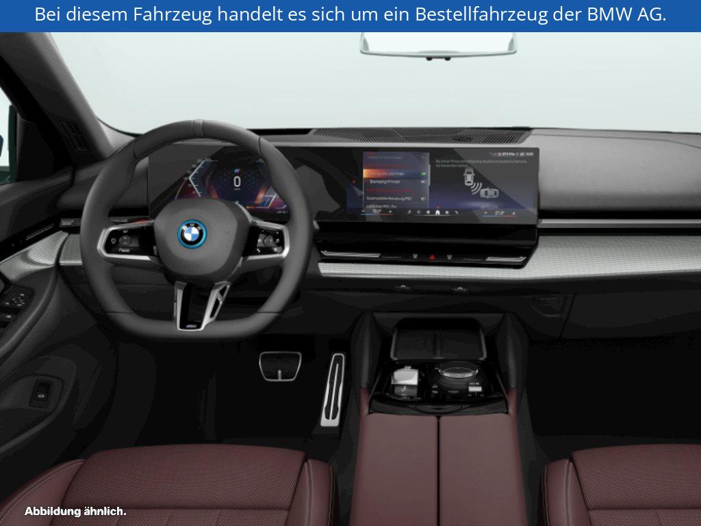 Fahrzeugabbildung BMW i5 xDrive40 Limousine