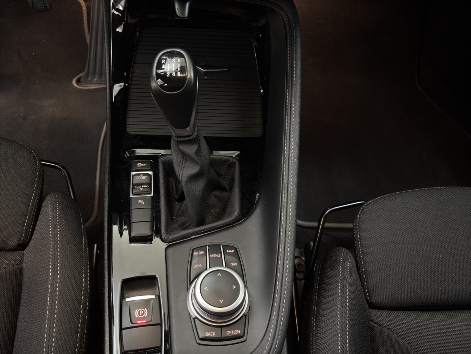 Fahrzeugabbildung BMW X2 sDrive18i [Advantage Plus, Navi, PDC, SHZ]