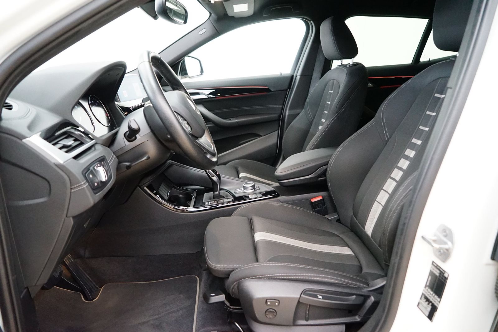 Fahrzeugabbildung BMW X2 sDrive18i [Navi, LED, RFK, HiFi, SHZ, DAB]