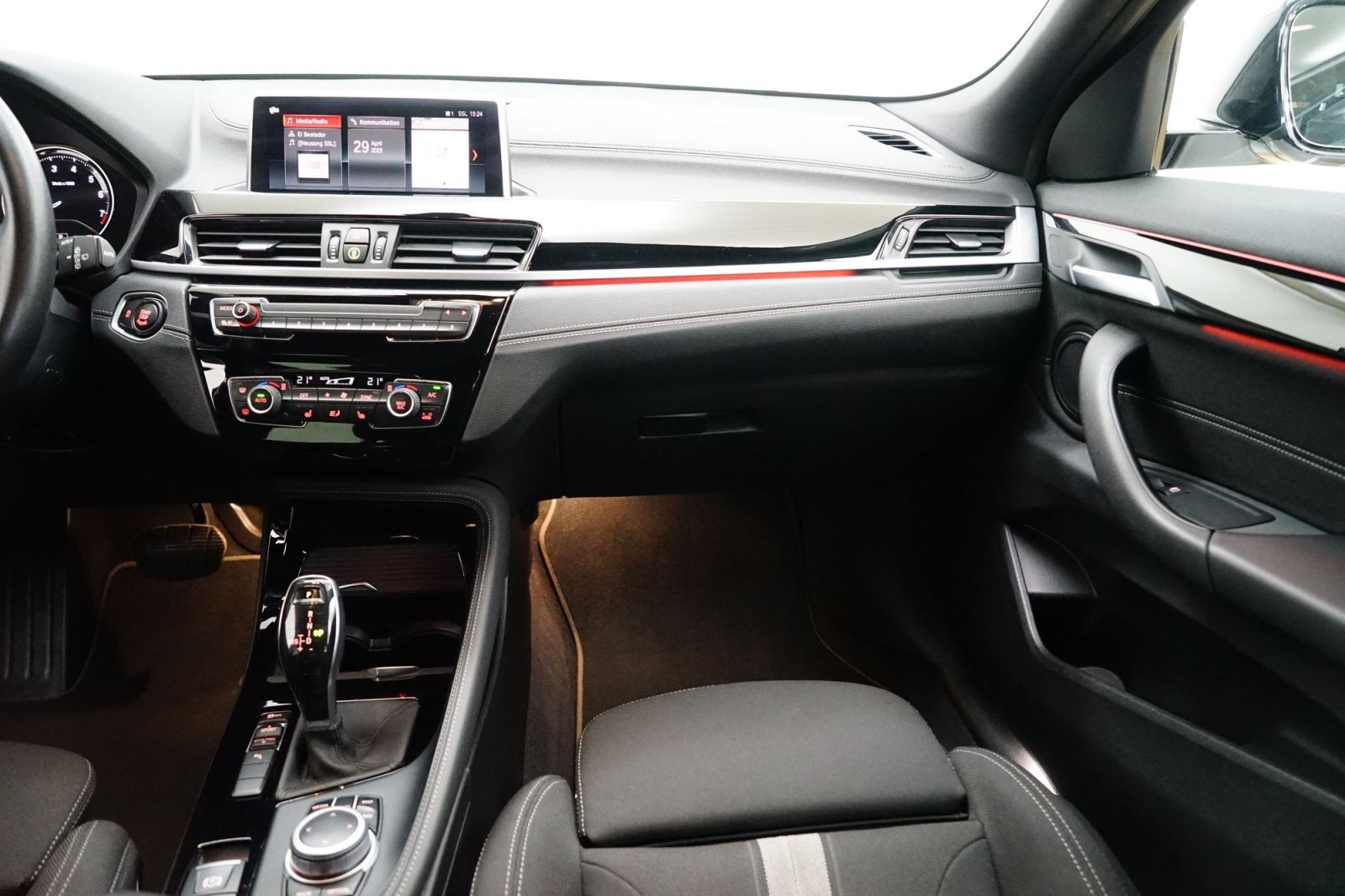 Fahrzeugabbildung BMW X2 sDrive18i [Navi, LED, RFK, HiFi, SHZ, DAB]