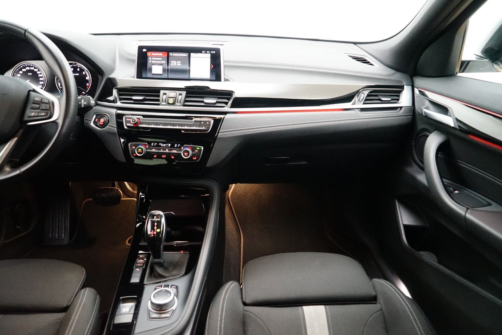 Fahrzeugabbildung BMW X2 sDrive18i [Navi, LED, RFK, HiFi, SHZ, DAB]