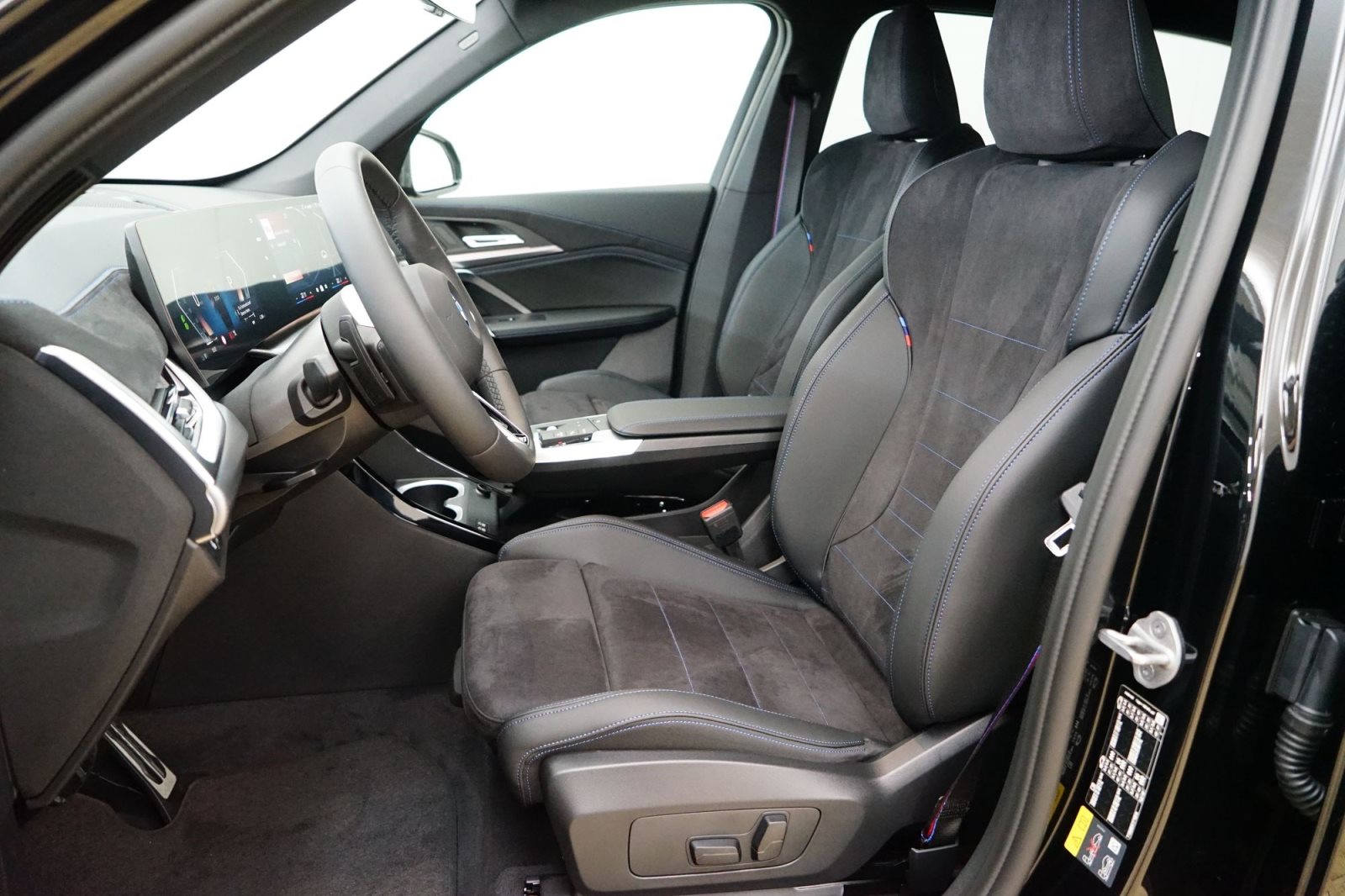 Fahrzeugabbildung BMW iX1 xDrive30 [M Sport, AHK, ACC, RFK, 19 LMR]