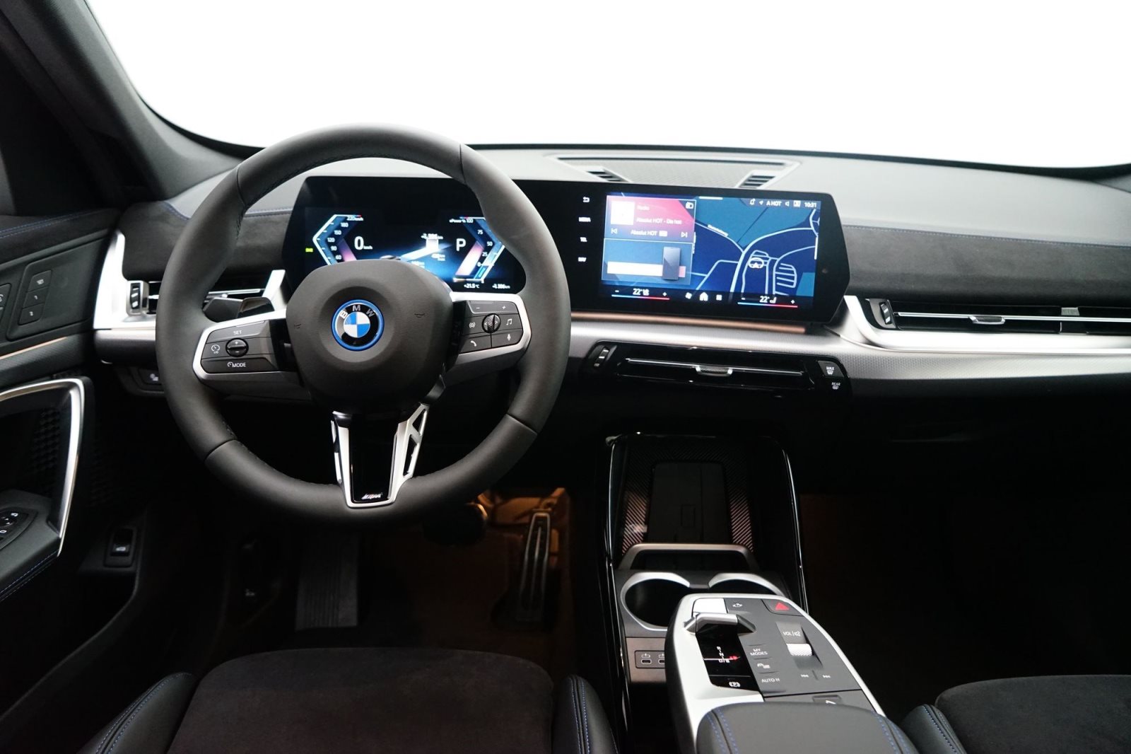 Fahrzeugabbildung BMW iX1 xDrive30 [M Sport, AHK, ACC, RFK, 19 LMR]