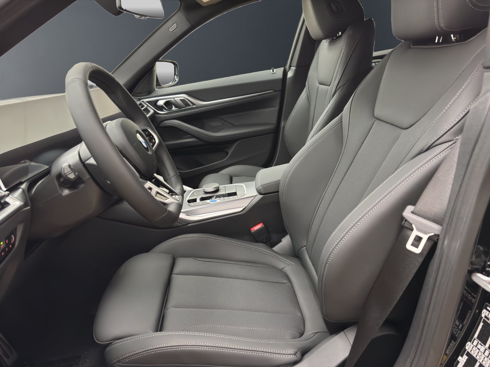 Fahrzeugabbildung BMW i4 eDrive40 [M Sport, AHK, ACC, RFK, 18 LMR]