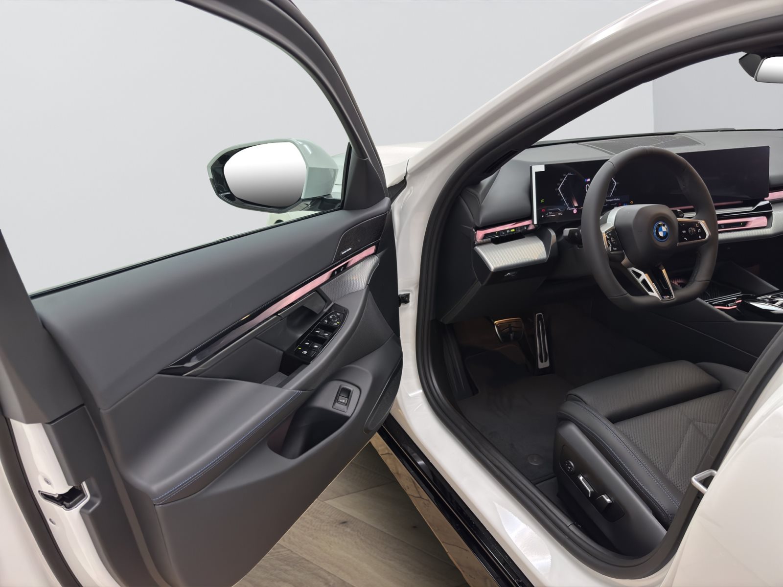 Fahrzeugabbildung BMW 530e xDrive Touring [M Sport, AHK, ACC, RFK, h&k Sound]