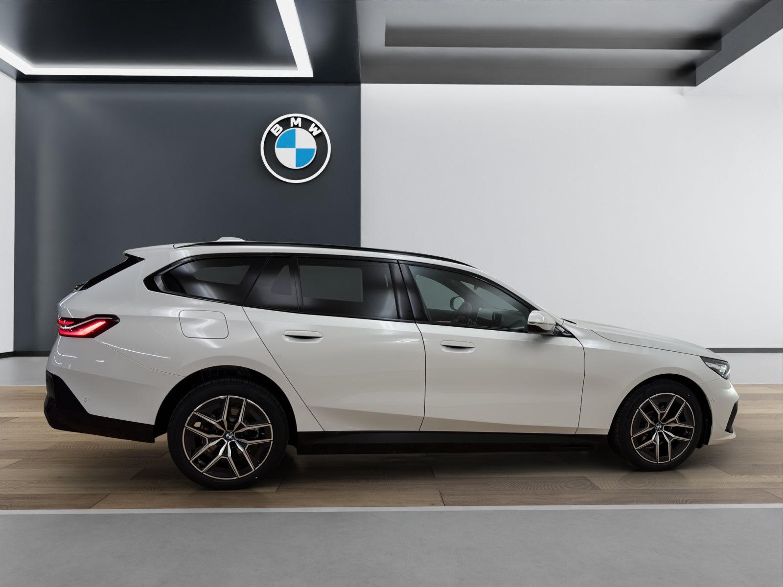 Fahrzeugabbildung BMW 530e xDrive Touring [M Sport, AHK, ACC, RFK, h&k Sound]