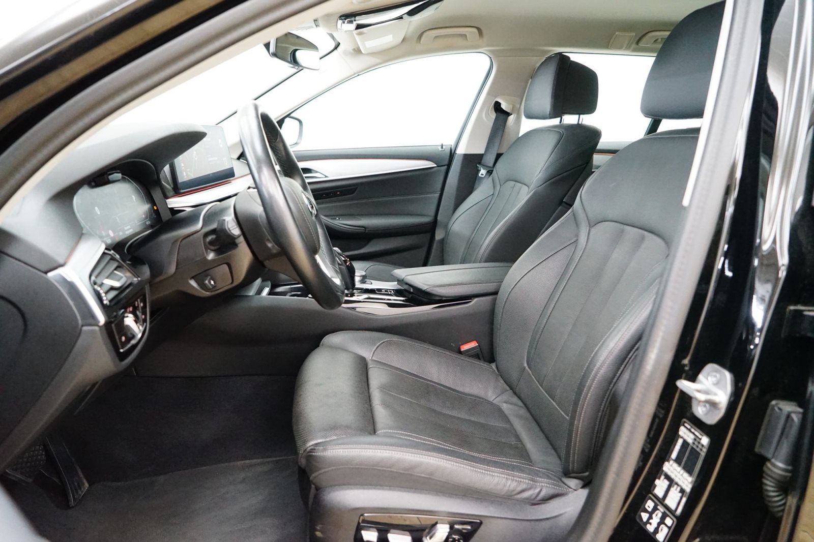 Fahrzeugabbildung BMW 520d xDrive Touring [LC Prof., ACC, Laser, Komfortsitze]