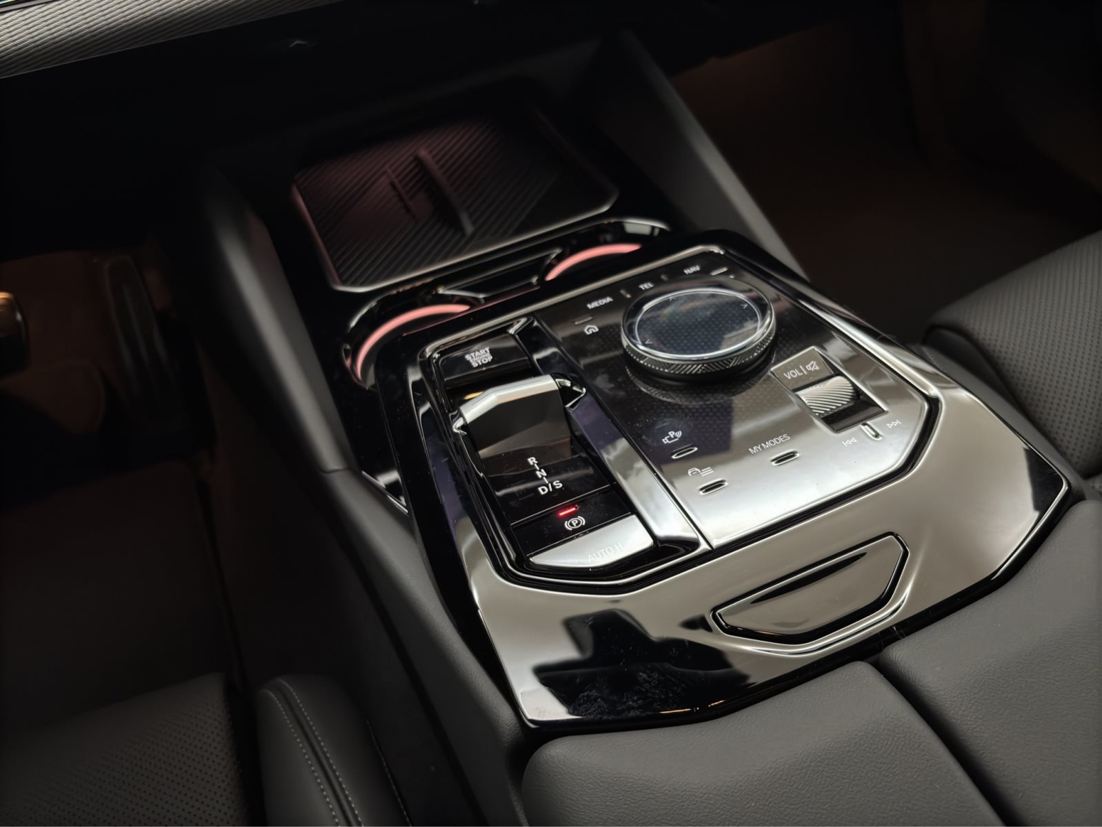 Fahrzeugabbildung BMW 520d xDrive Limousine [M Sport, HUD, ACC, h&K Sound]