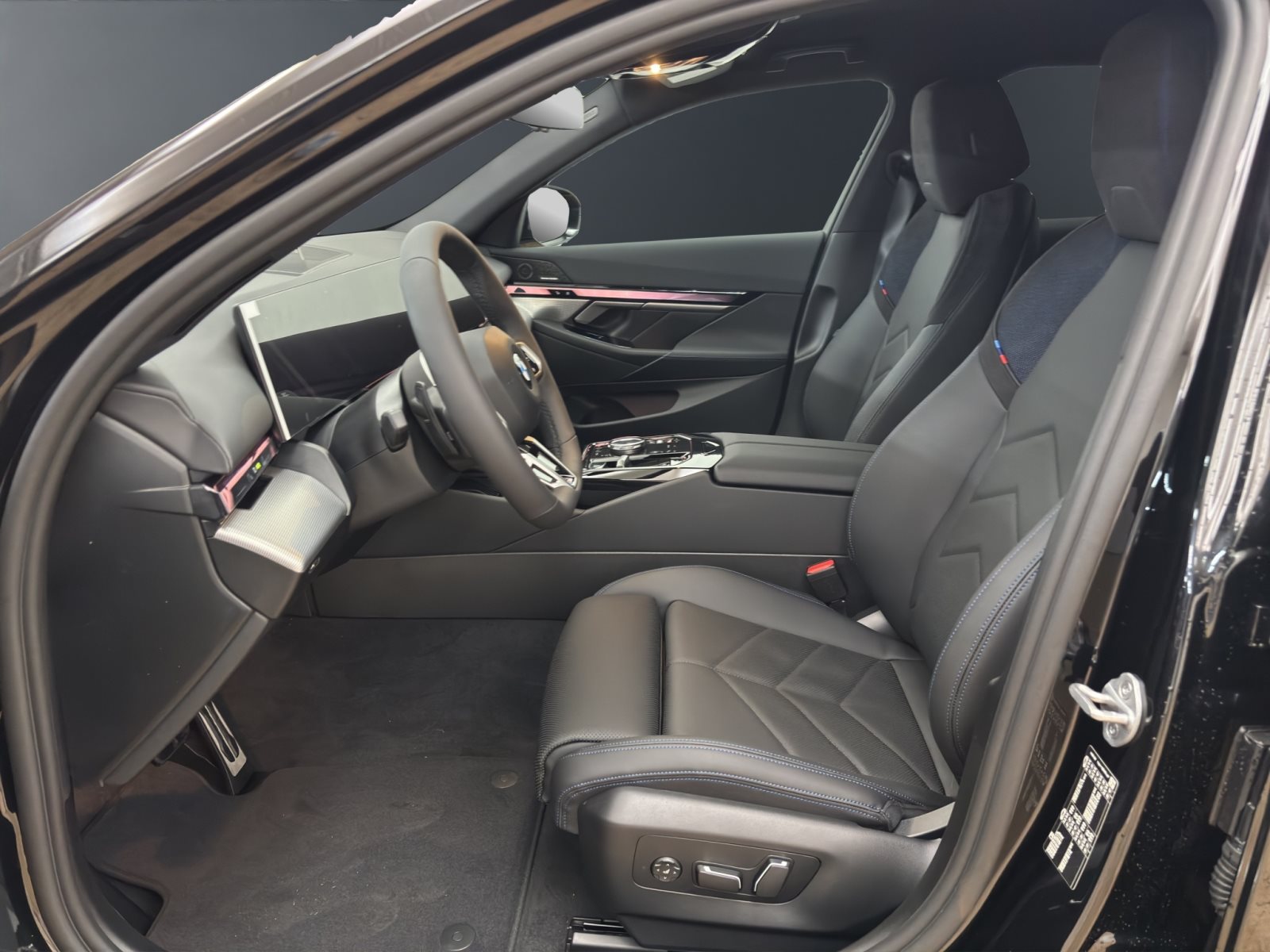 Fahrzeugabbildung BMW 520d Touring [M Sport, AHK, ACC, RFK, h&k Sound]