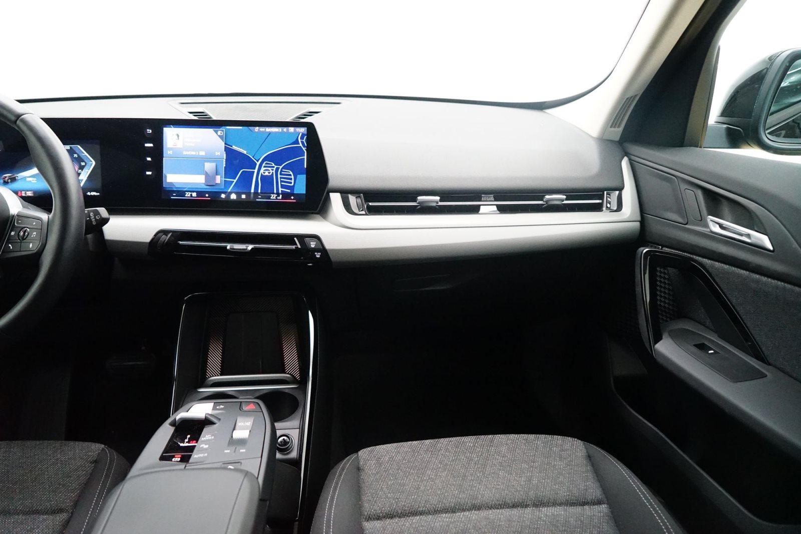 Fahrzeugabbildung BMW iX1 eDrive20 [LED, RFK, LRH, SHZ, Komfortzugang]