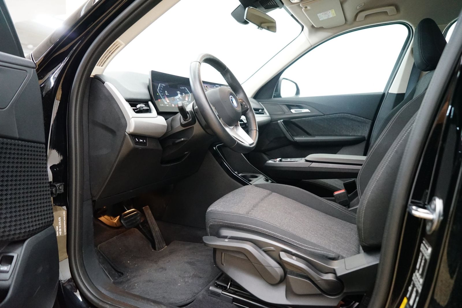 Fahrzeugabbildung BMW iX1 eDrive20 [LED, RFK, LRH, SHZ, Komfortzugang]