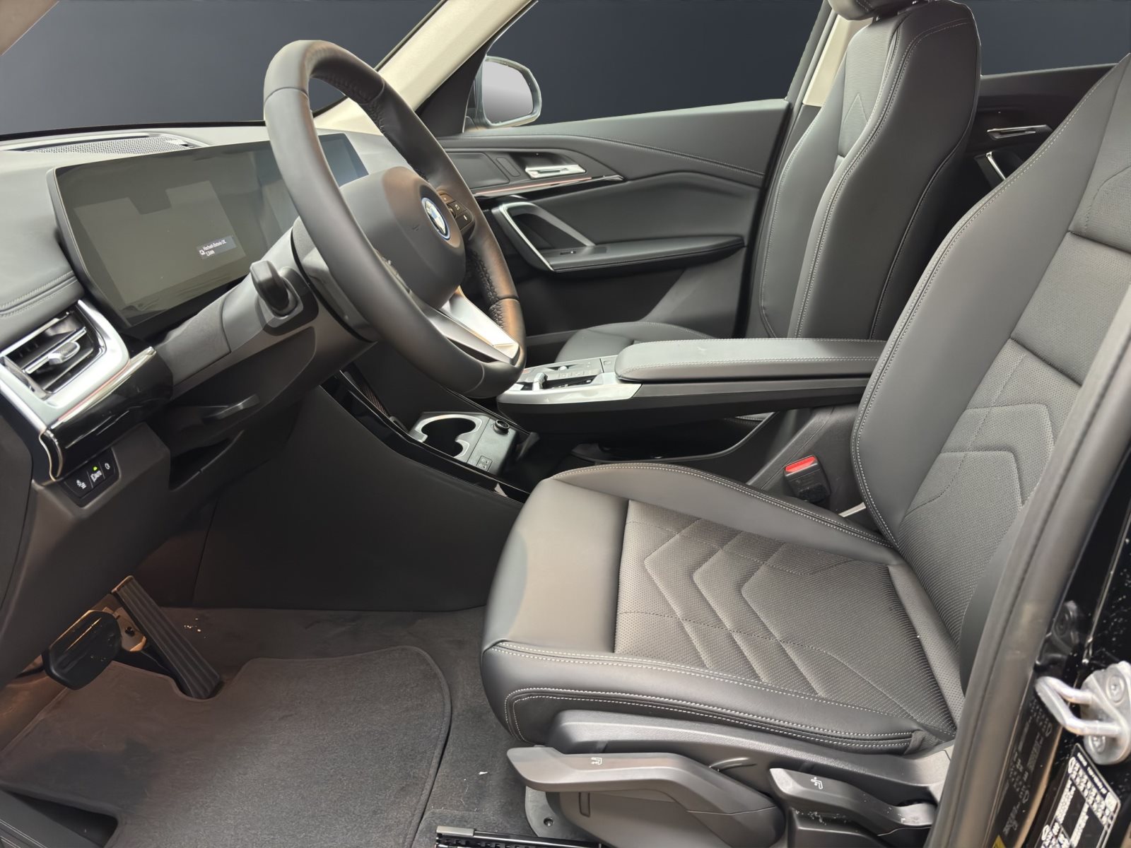 Fahrzeugabbildung BMW iX1 eDrive20 [xLine, AHK, ACC, RFK, 19 LMR, LED, SHZ]