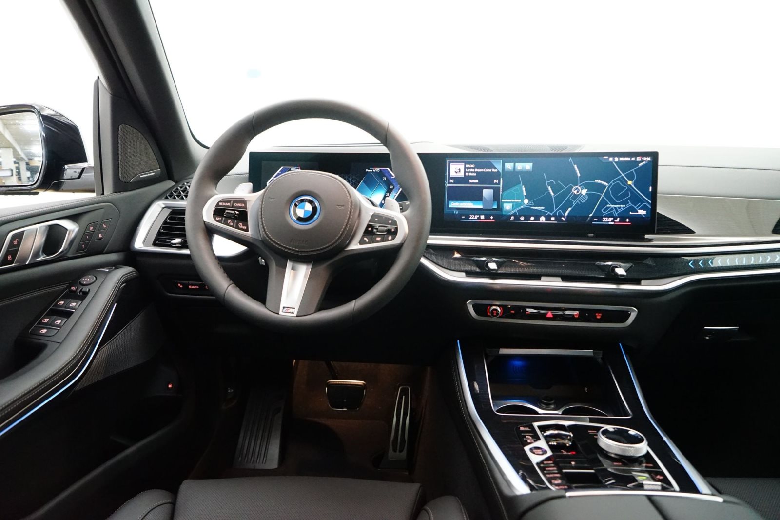 Fahrzeugabbildung BMW X5 xDrive50e [M Sport, HUD, AHK, ACC, 22 LMR, GSD]
