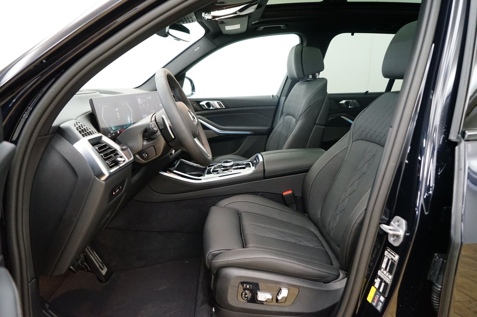 Fahrzeugabbildung BMW X5 xDrive50e [M Sport, HUD, AHK, ACC, 22 LMR, GSD]