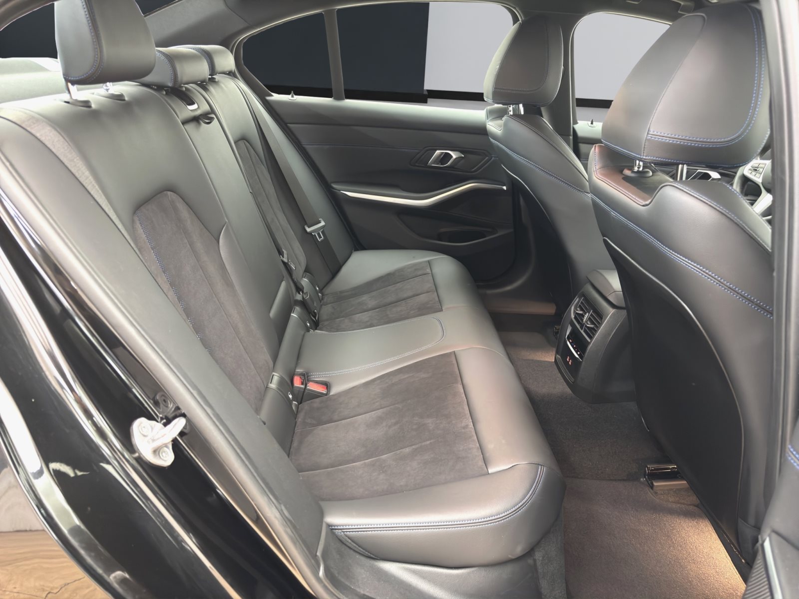 Fahrzeugabbildung BMW 318i Limousine [M Sport, LC+, HiFi, RFK, SHZ]