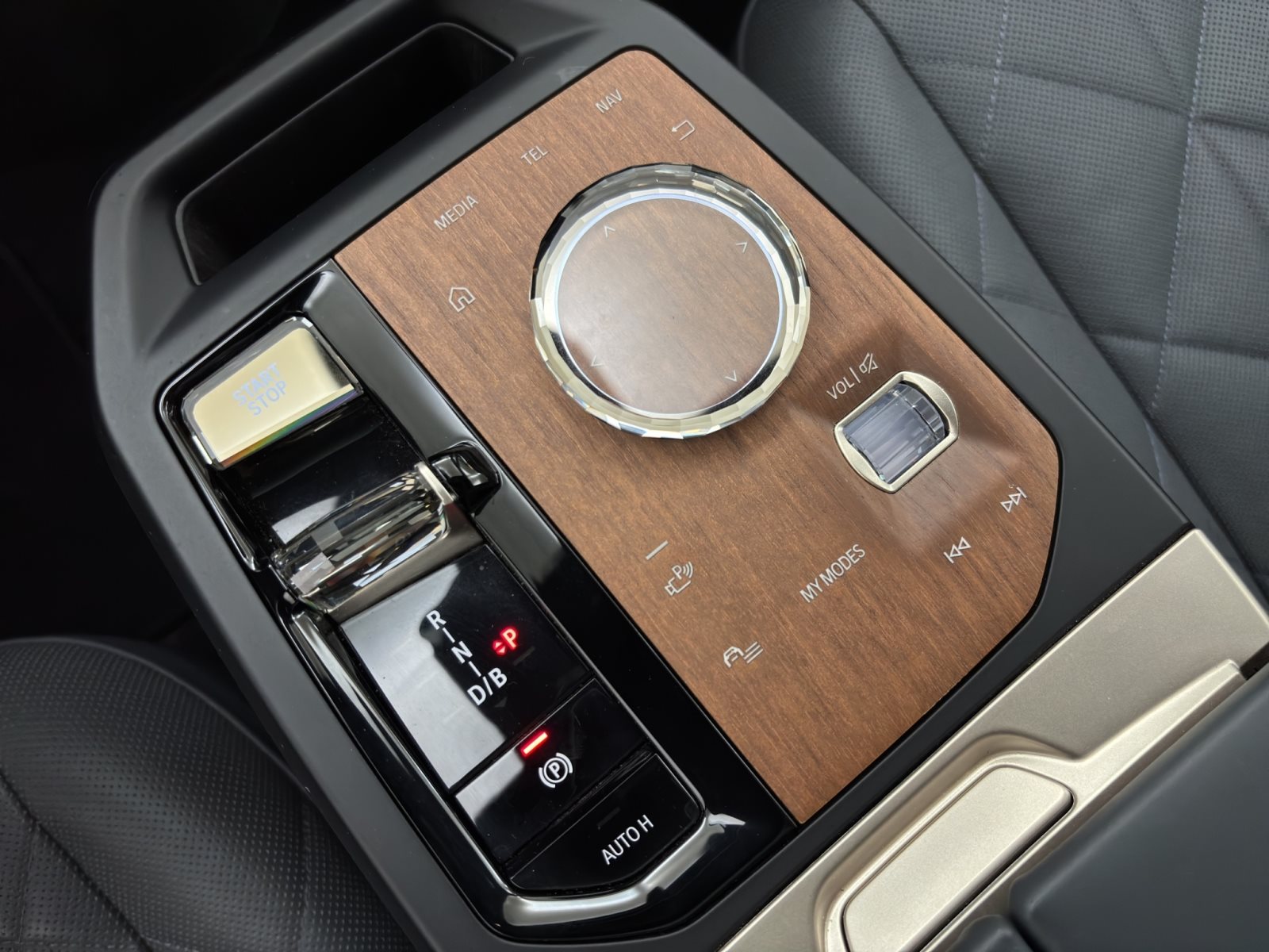 Fahrzeugabbildung BMW iX xDrive40 [Sportpaket, Laser, HK Sound, 360°]