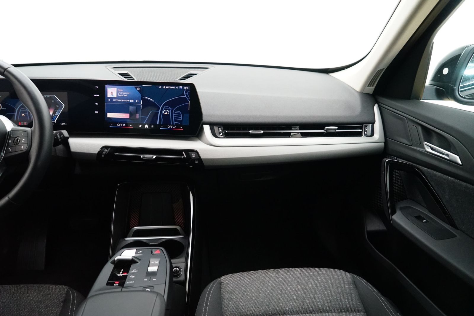 Fahrzeugabbildung BMW iX1 eDrive20 [LED, RFK, LRH, Komfortzugang, DAB]